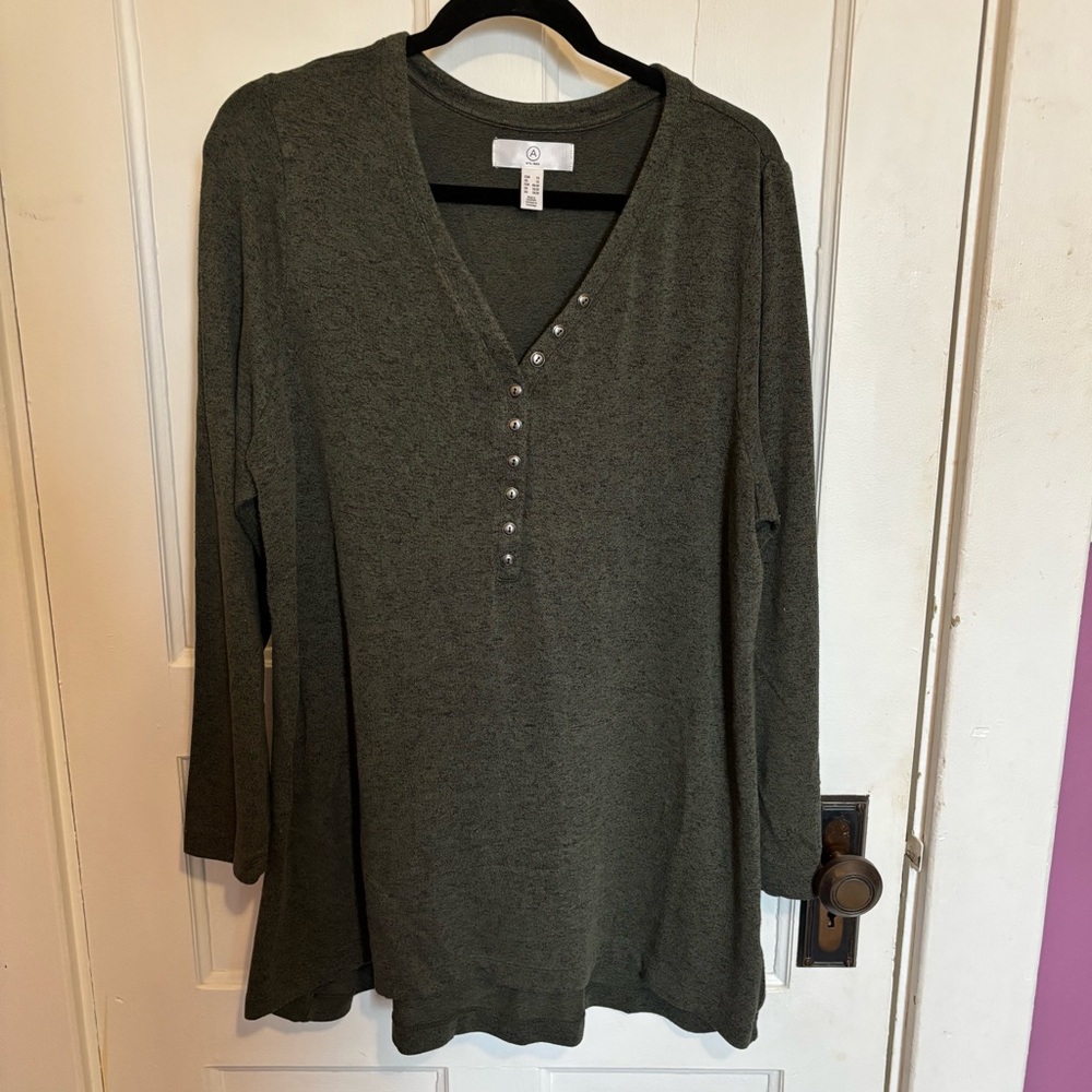 A MTL 1980 Size 1X Olive Green Long Sleeve V-Neck Cozy Soft Top